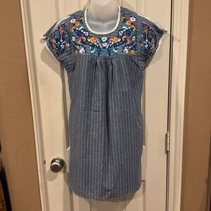 Entro Embroidered Chambray Dress with hip pockets. Sz Small